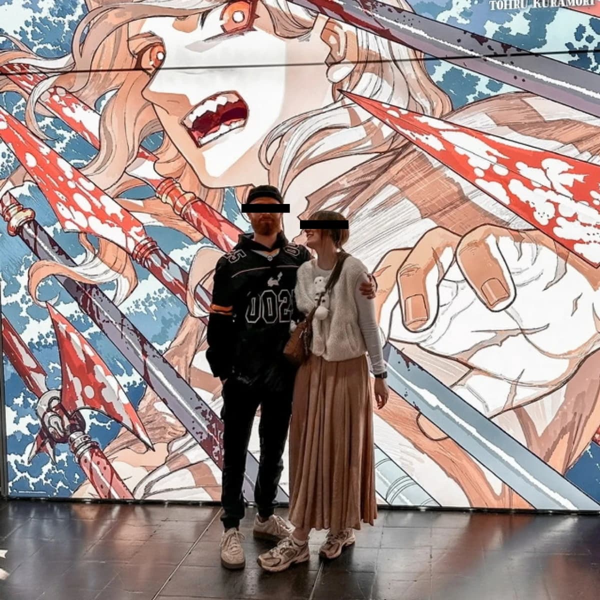 Das SugoiCuts-Team vor einem großen Manga-Wandbild